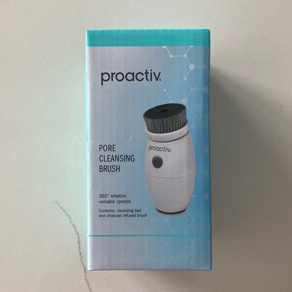 Proactive pore cleaning brush